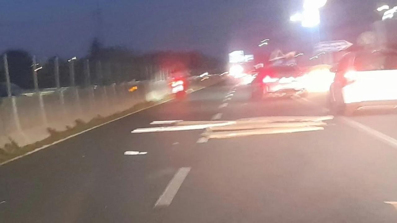Livorno, furgone perde il carico: detriti in carreggiata e code sulla Variante