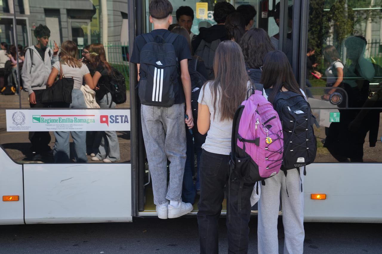Seta, esplode il caso studenti a Massenzatico: «Bus strapieni e ritardi». La Fit Cisl: «Servizio al collasso»