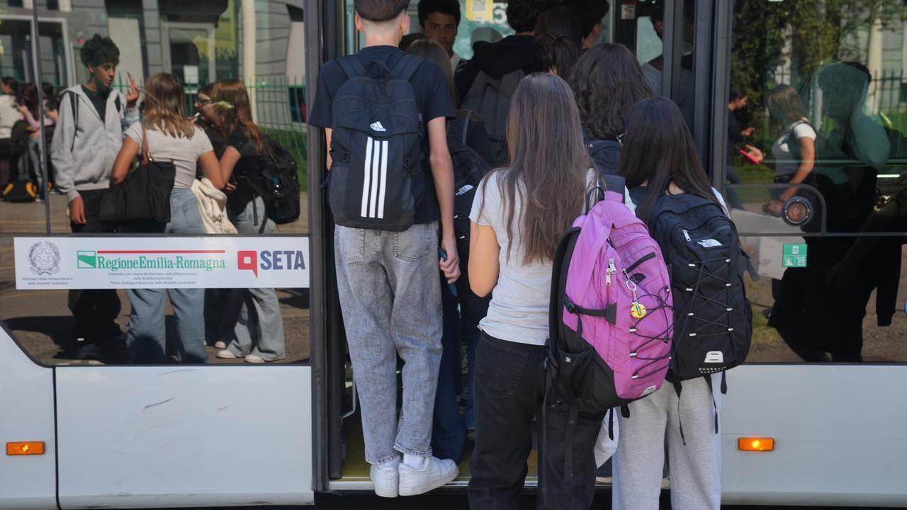 Seta, esplode il caso studenti a Massenzatico: «Bus strapieni e ritardi». La Fit Cisl: «Servizio al collasso»