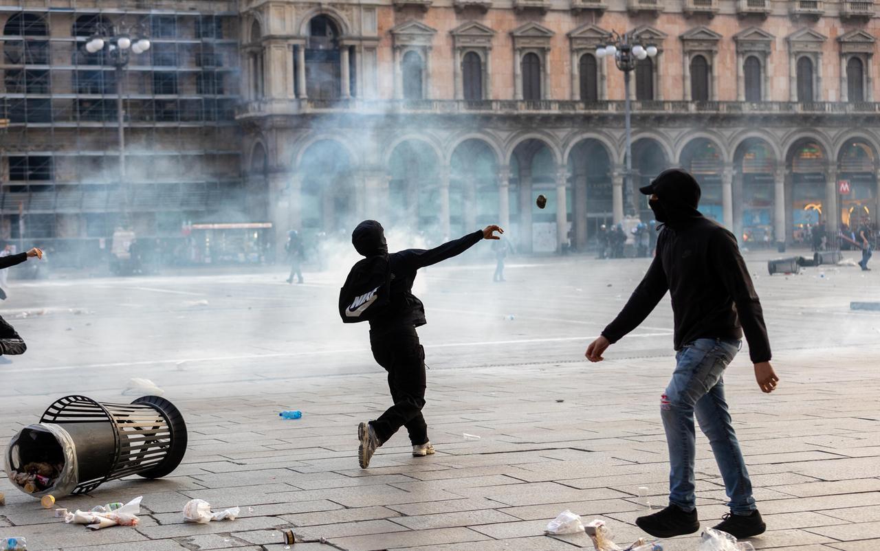 “Italia in piazza”, scene di guerriglia urbana a Milano, Bologna e Torino: scontri e fermi, la metà sono minori – LE FOTO