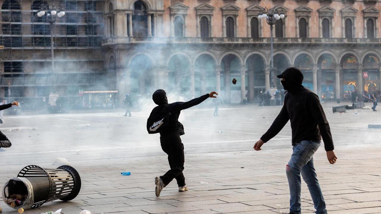 “Italia in piazza”, scene di guerriglia urbana a Milano, Bologna e Torino: scontri e fermi, la metà sono minori – LE FOTO