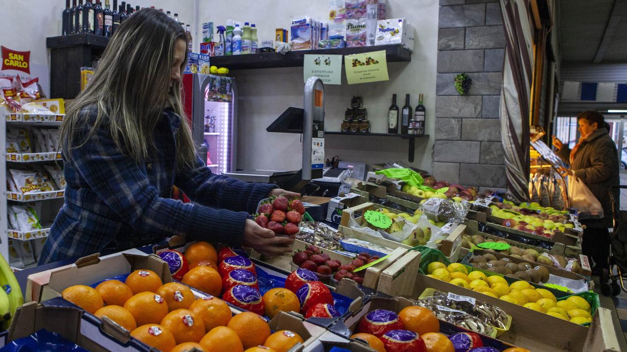 In 5 anni chiuse 500 botteghe, in 38 Comuni non c’è neanche un negozio di alimentari: tutti i dati