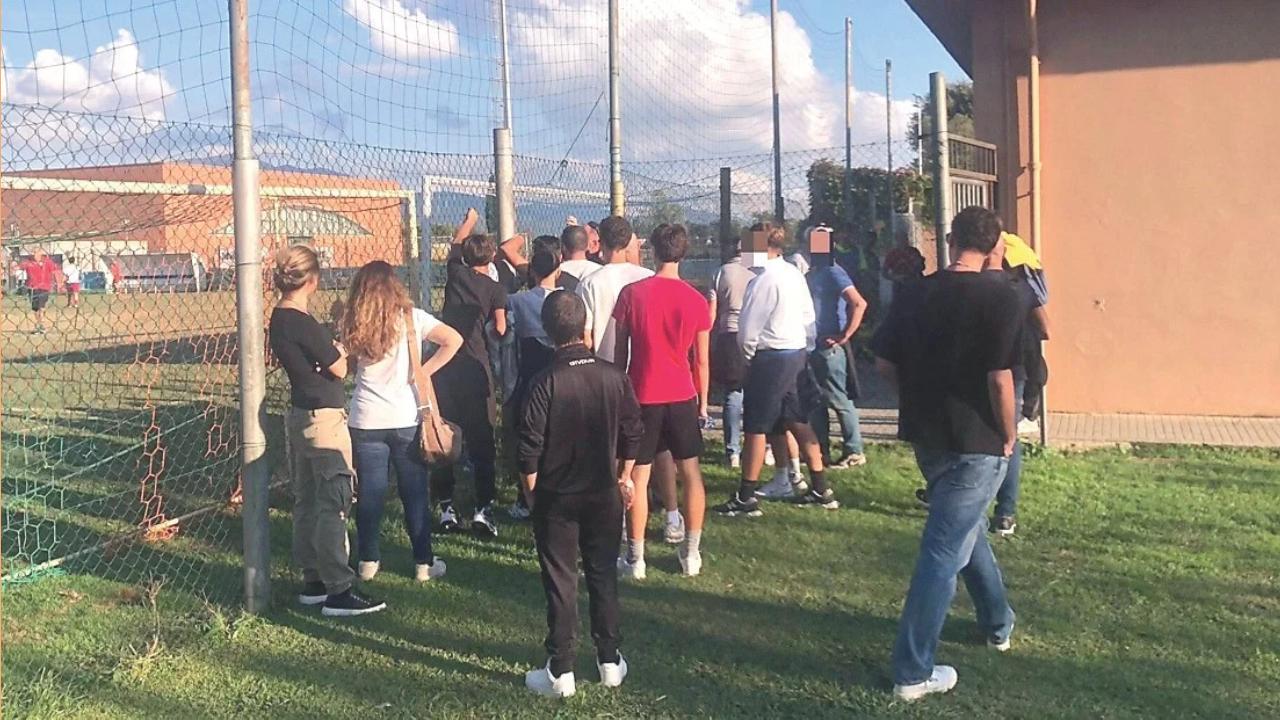 Alcuni genitori davanti agli spogliatoi 