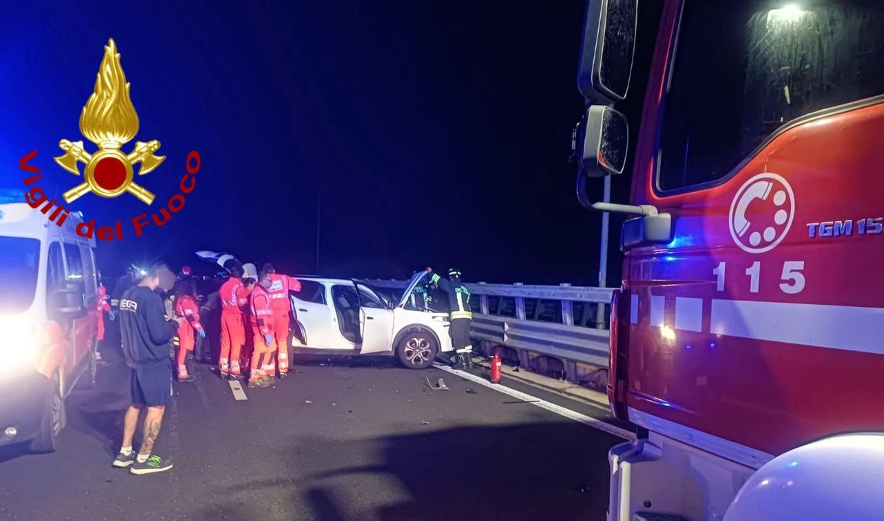 Alghero, schianto fra tre auto sulla statale: tre feriti, una è grave