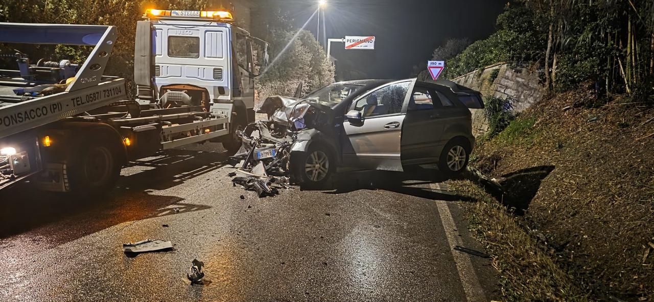 Perignano, scontro tra due auto nella notte: morto un uomo