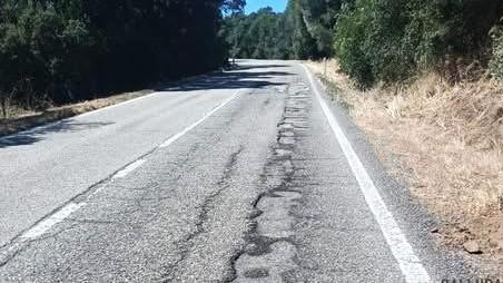 Arzachena-Luogosanto, la strada è in pessime condizioni: arriva il nuovo asfalto