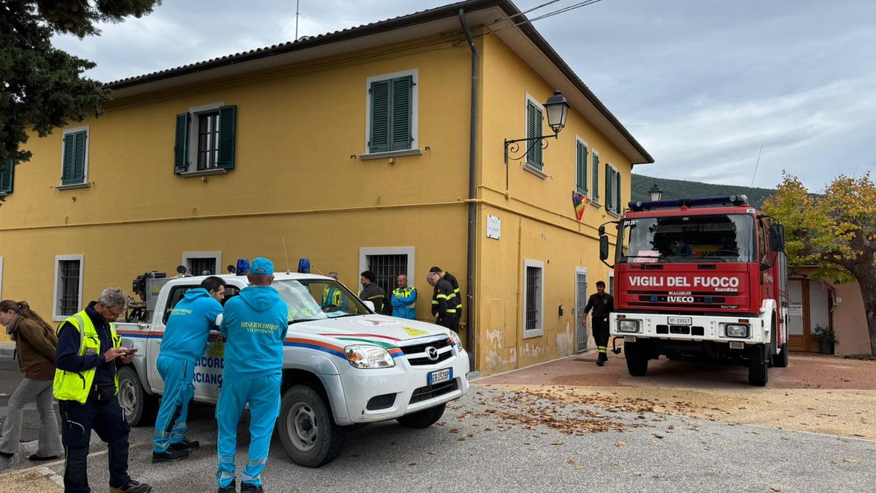 Il "campo base" allestito in paese (foto Falorni/Stick)