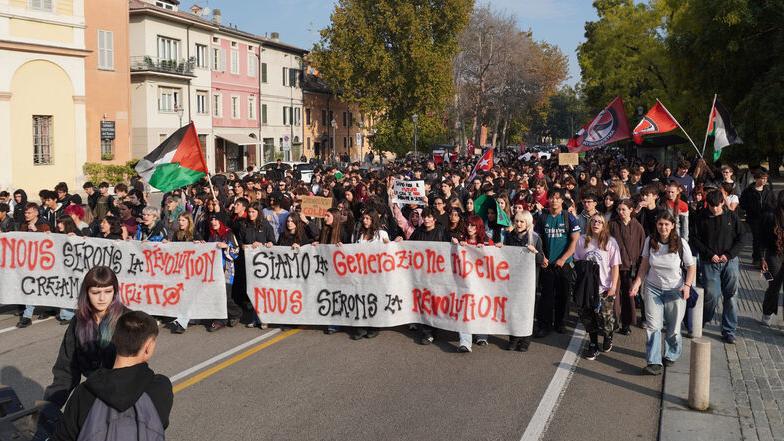 Il corteo degli studenti a Reggio
