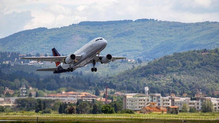 Un aereo in fase di decollo a Peretola