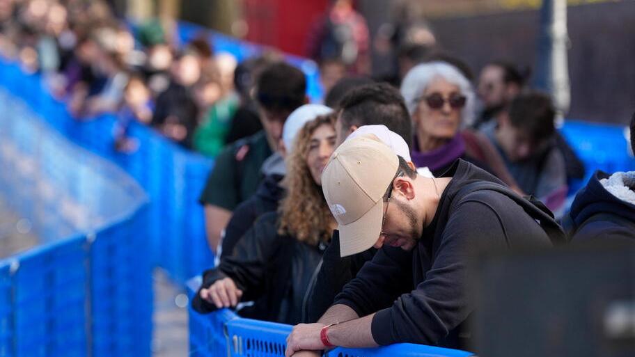 Visitatori in fila per entrare nei padiglioni durante la scorsa edizione del Lucca Comics (foto Nucci)