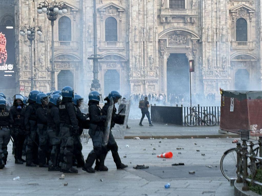 Guerriglia urbana nelle piazze italiane, nuovi scontri oggi a Milano. Il bilancio: 141 agenti feriti, fra i 28 arrestati ci sono minorenni