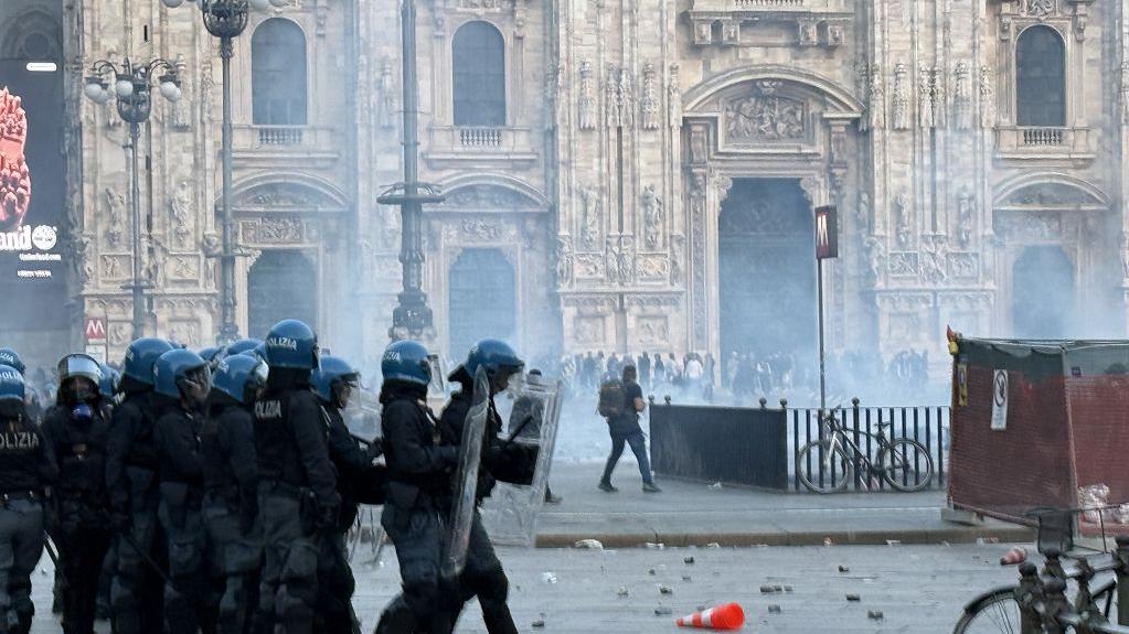 Guerriglia urbana nelle piazze italiane, nuovi scontri oggi a Milano. Il bilancio: 141 agenti feriti, fra i 28 arrestati ci sono minorenni