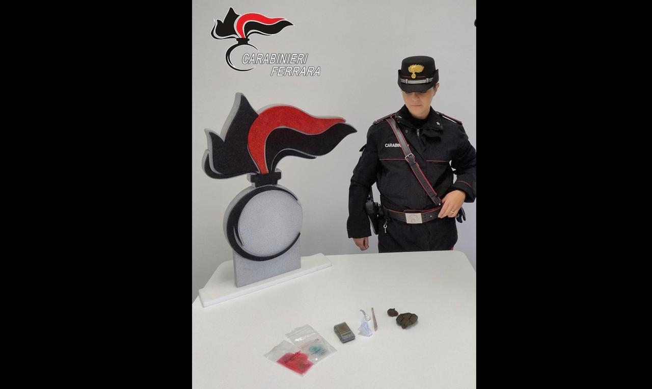 Cento, sul monopattino con hashish e marijuana: arrestato 28enne