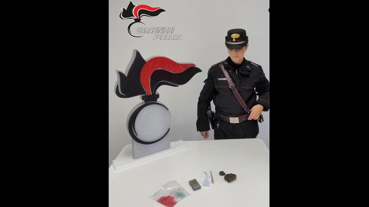 Cento, sul monopattino con hashish e marijuana: arrestato 28enne