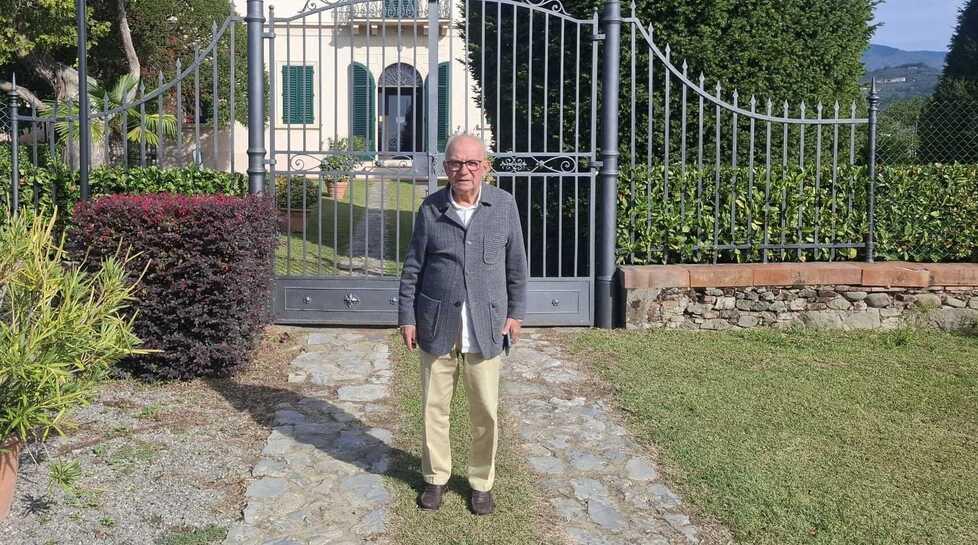 
	Luciano Bozzi pochi giorni fa davanti all&rsquo;ingresso della sua villa

