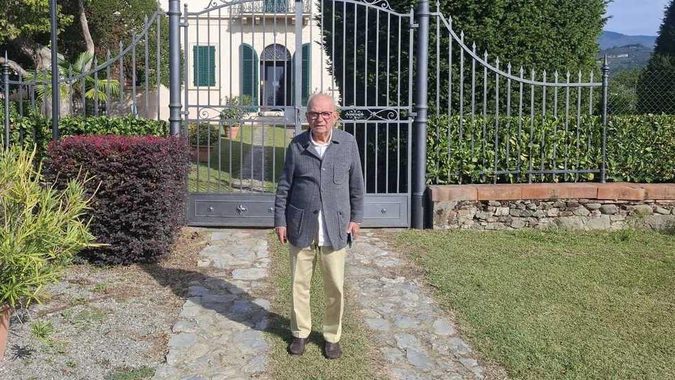 Luciano Bozzi pochi giorni fa davanti all’ingresso della sua villa