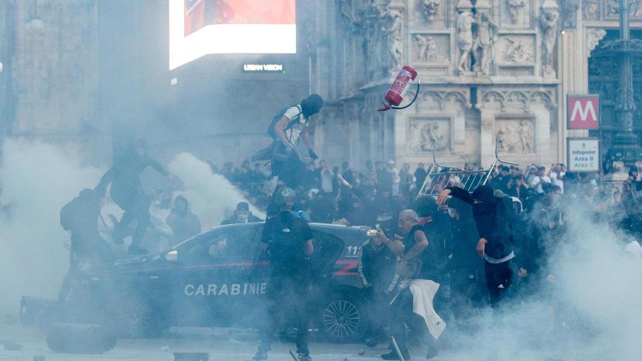 Gli scontri a Milano durante la protesta contro il carovita