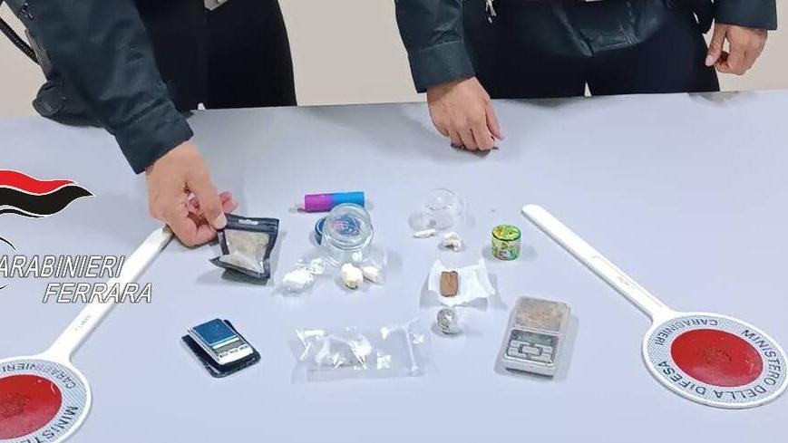 Copparo, 70 grammi di hashish e cocaina in casa: arrestata una 34enne