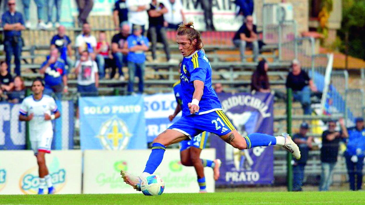 Lattarulo al tiro durante Follonica-Gavorrano Prato (foto Giancarlo Grassi)