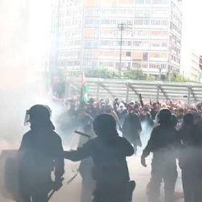 Milano, nuova guerriglia in zona Duomo: sfondate vetrine dei negozi, saccheggiato supermercato