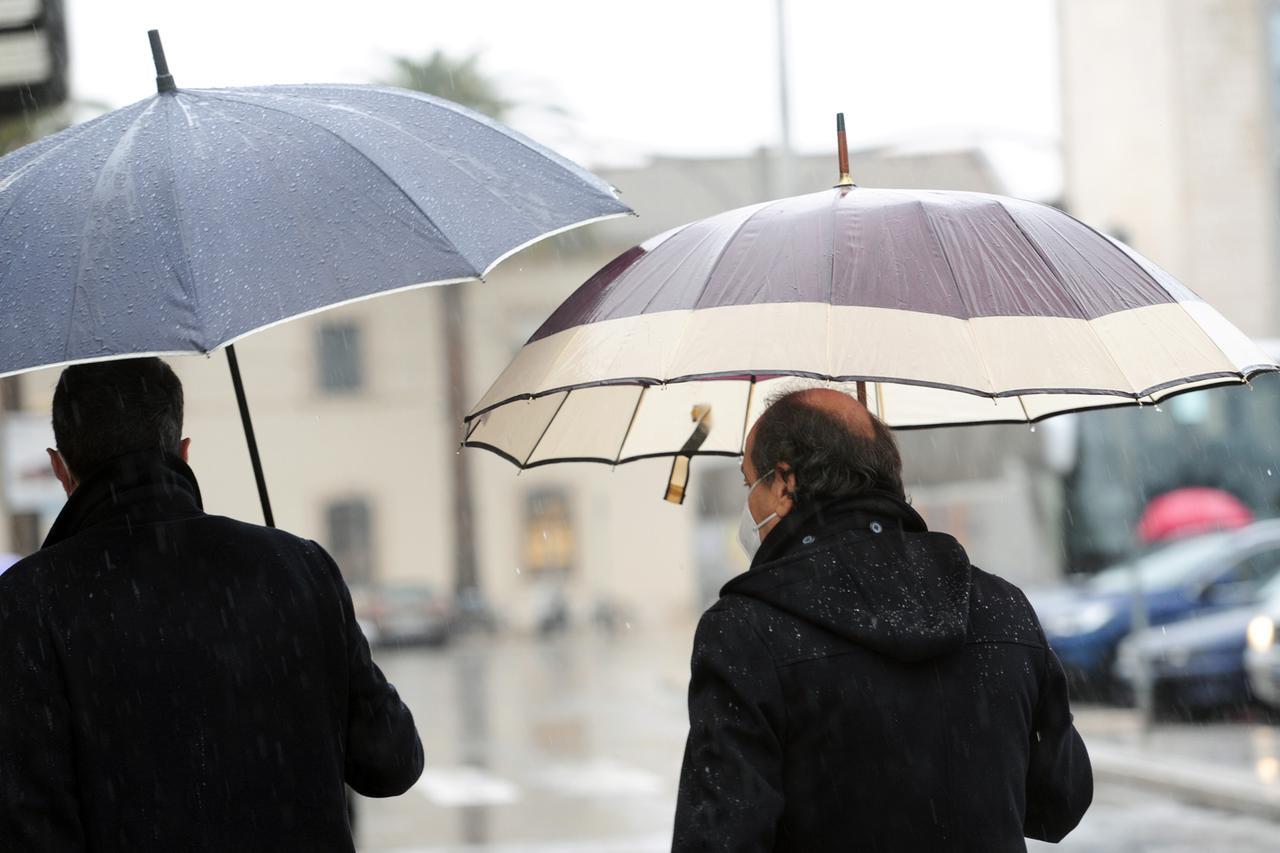 Precipitazioni e temperature in picchiata, in Sardegna torna il maltempo: c’è l’allerta della protezione civile