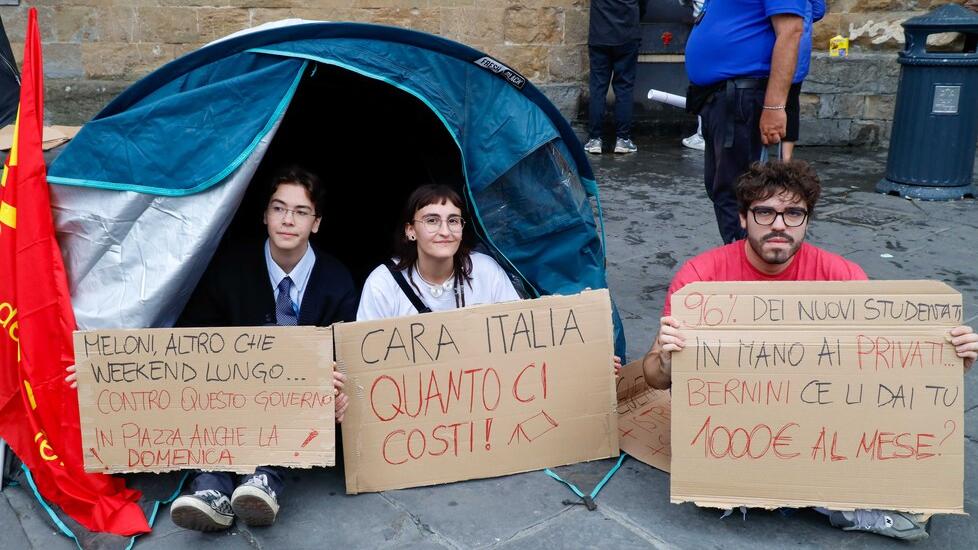 La protesta degli studenti universitari domenica 18 ottobre in piazza della Signoria