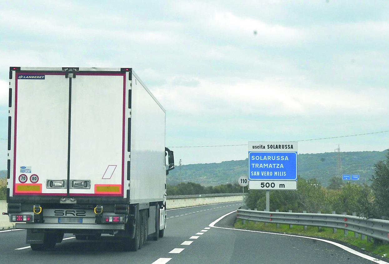 Caro carburante, la denuncia degli autotrasportatori: «Lo stop ci danneggia, gli aumenti ricadranno sui clienti»