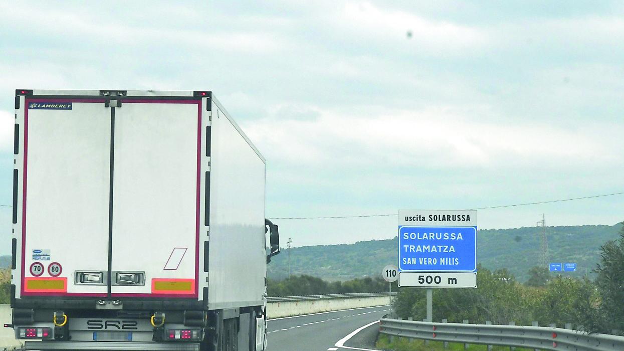 Caro carburante, la denuncia degli autotrasportatori: «Lo stop ci danneggia, gli aumenti ricadranno sui clienti»