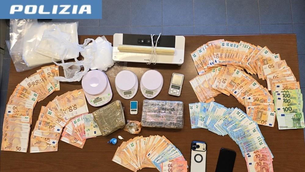 Trovato con due chili di cocaina e migliaia di euro in contanti: arrestato
