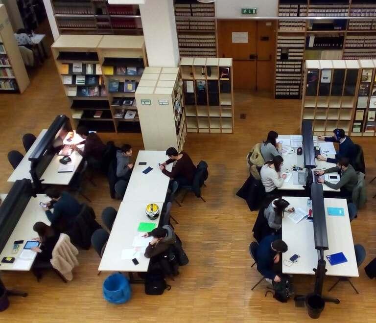 Biblioteche, prolungato l’orario di chiusura fino alle 23: «Bello, ma a quell’ora niente bus...»
