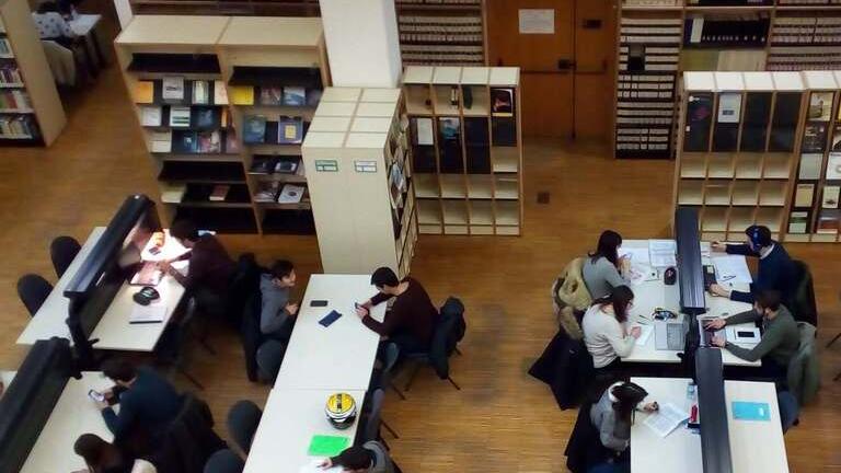 Biblioteche, prolungato l’orario di chiusura fino alle 23: «Bello, ma a quell’ora niente bus...»