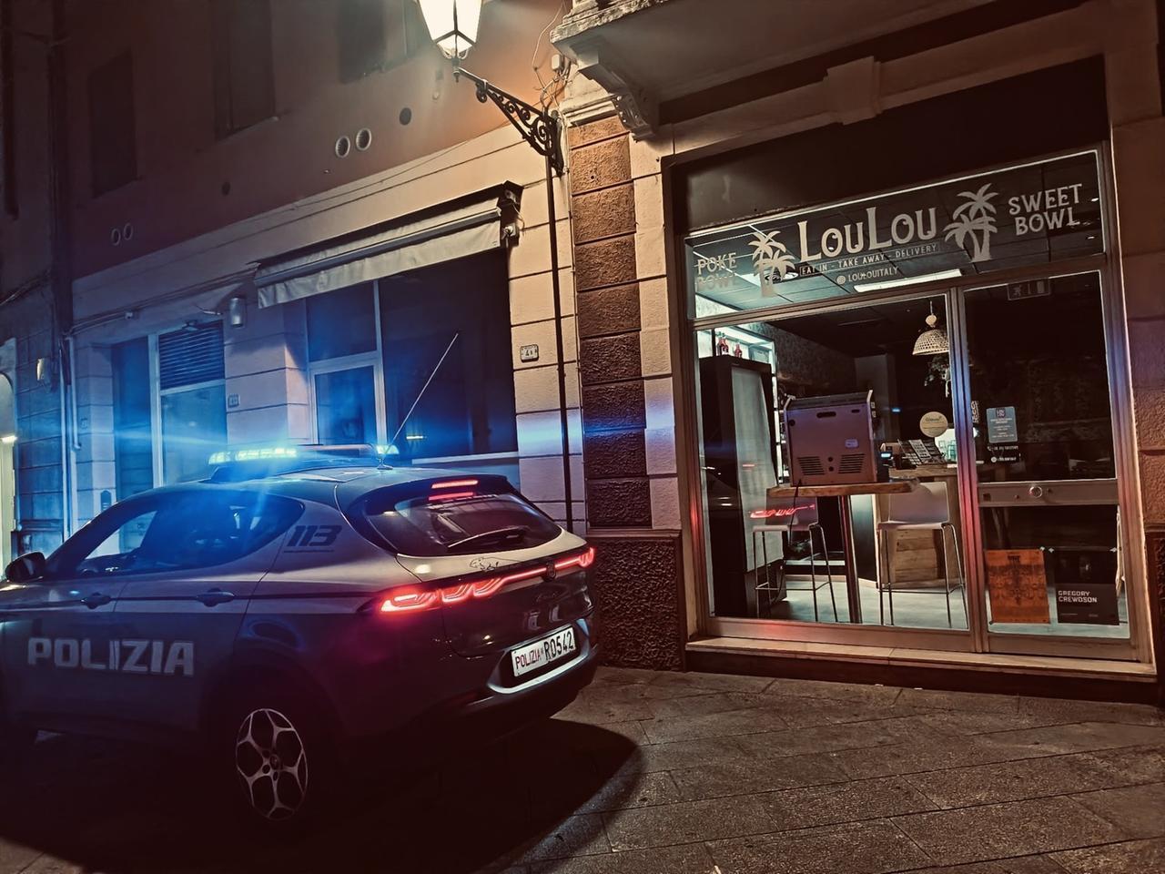 Spaccata in centro storico, la polizia arresta il ladro dopo pochi minuti