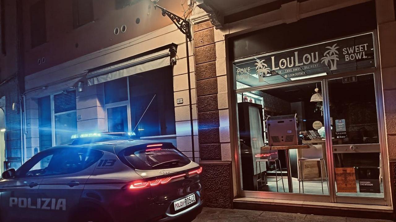 Spaccata in centro storico, la polizia arresta il ladro dopo pochi minuti
