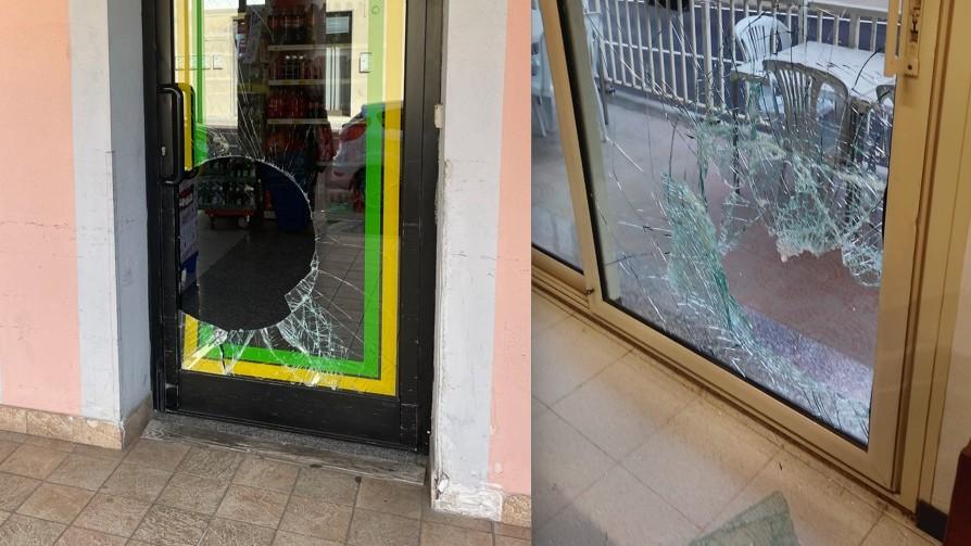 Le vetrate danneggiate al market Panedda e alla pizzeria Veronese