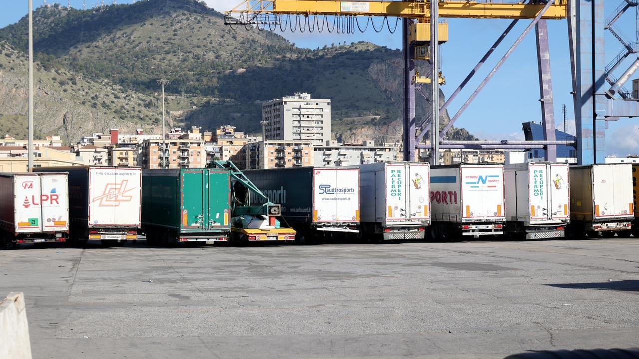Protesta dei tir, carburanti e prodotti freschi a rischio: le regioni dove pesano i blocchi