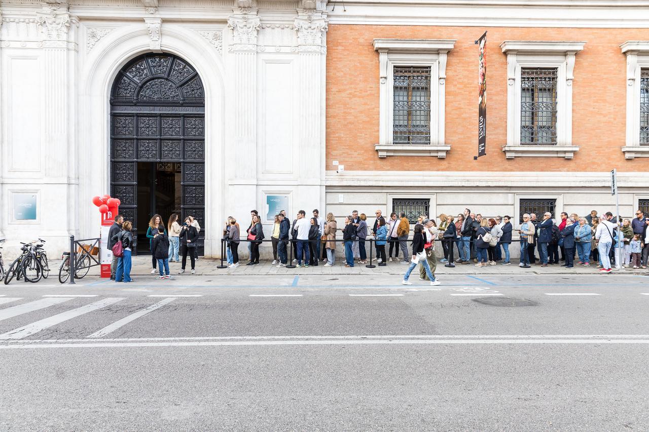
	Turisti in coda a&nbsp;Palazzo Koch (foto Giacomo Brini)

