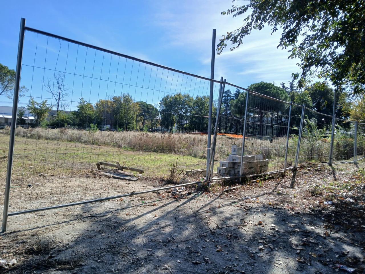
	Le recinzioni provvisorie nel cantiere della piscina di Iolo

