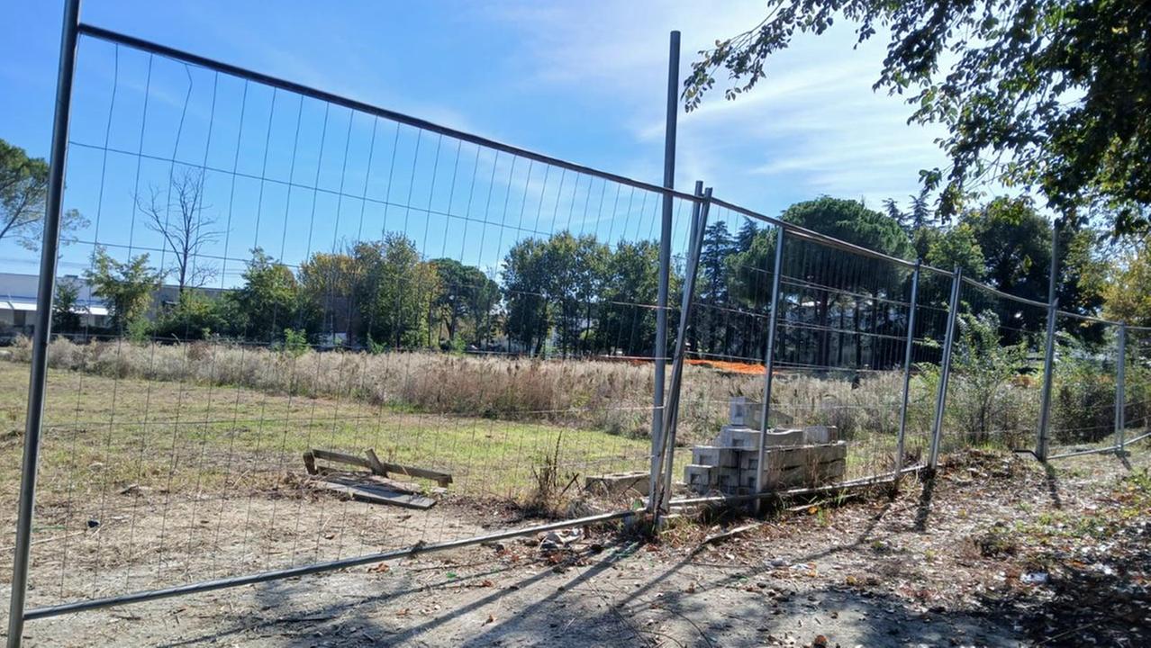 Le recinzioni provvisorie nel cantiere della piscina di Iolo