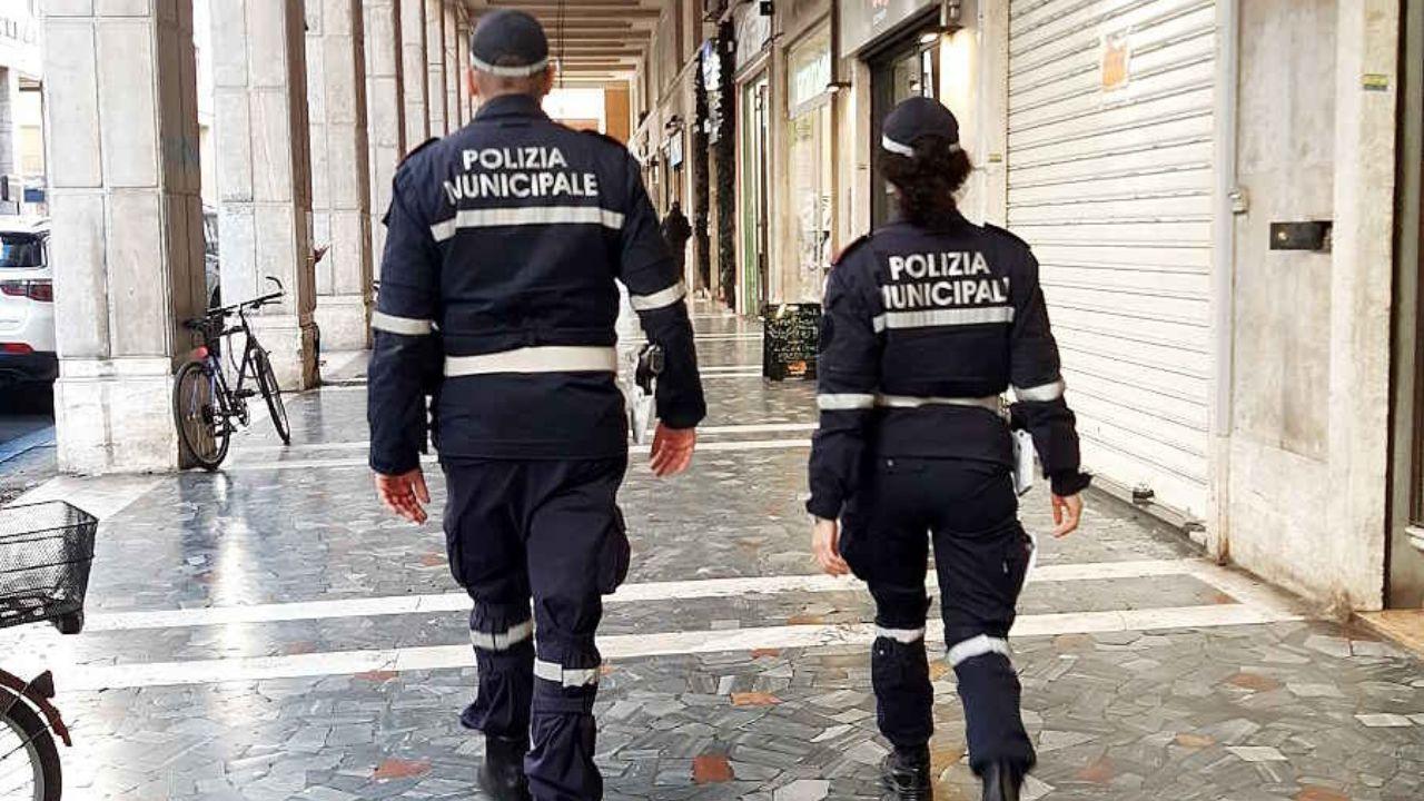 
	Due agenti della polizia locale in via Grande (foto d&rsquo;archivio)


