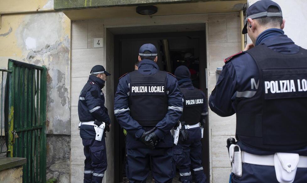 
	La polizia locale durante uno sfratto (Foto d&rsquo;archivio)

