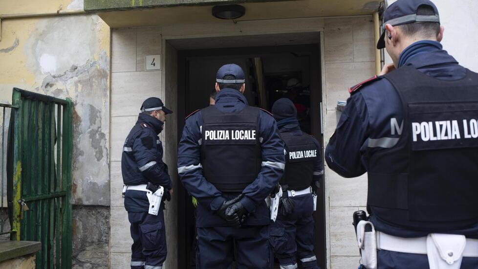 La polizia locale durante uno sfratto (Foto d’archivio)