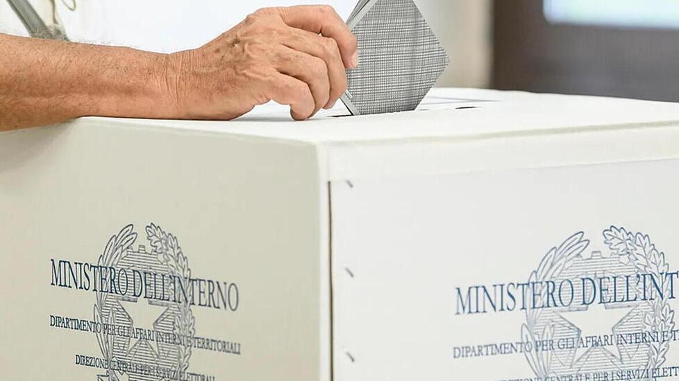 Un'urna elettorale (foto d'archivio)