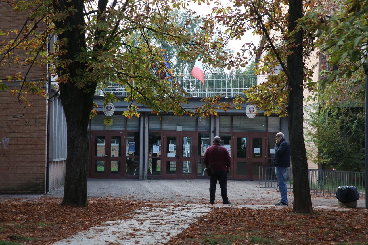 Allarme bomba a Rivalta: evacuato il polo scolastico, controlli della polizia in corso