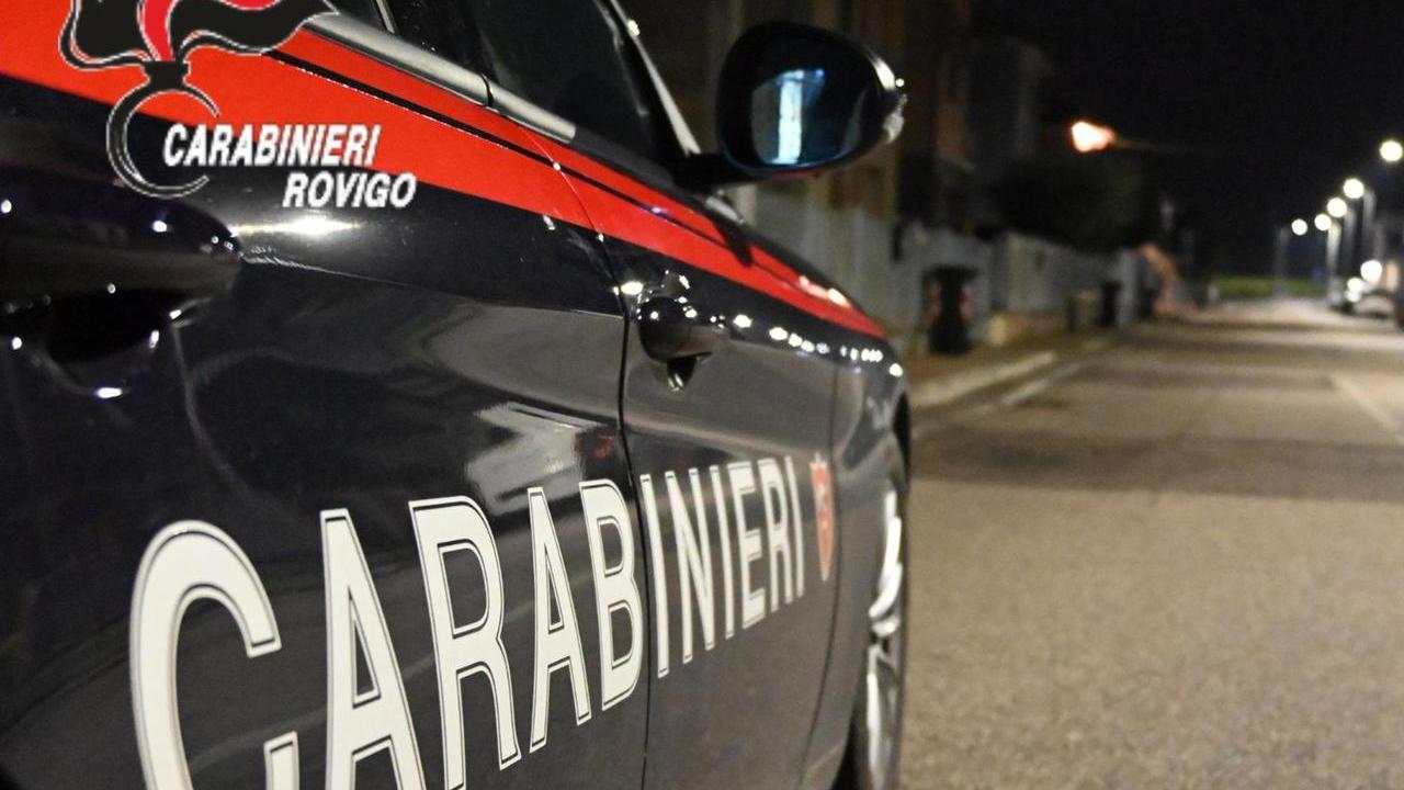 Occhiobello, un manganello con scritte fasciste: denunciato un 20enne
