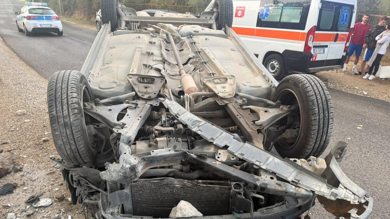 Sassari, auto si ribalta vicino alla Crucca: donna trasportata in ospedale