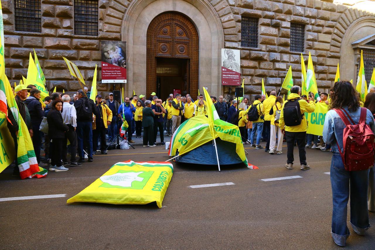 Migliaia di agricoltori in piazza a Firenze contro il caro carburanti: «Dalla Regione 12 milioni di fondi straordinari»
