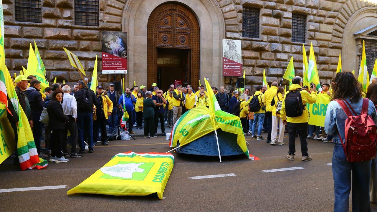 La protesta degli agricoltori davanti alla prefettura in via Cavour