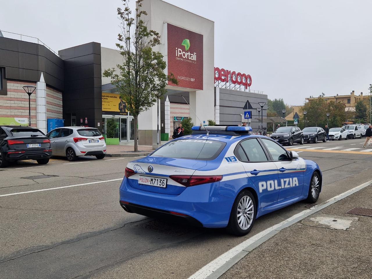 Ladri acrobati al centro commerciale “I Portali”: entrano dal tetto e svaligiano sei negozi