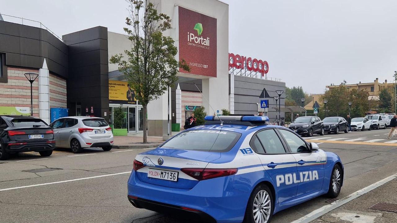 Ladri acrobati al centro commerciale “I Portali”: entrano dal tetto e svaligiano sei negozi
