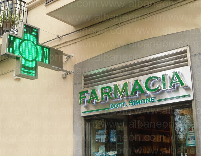 Firenze, rifiutò la mascherina e spinse la farmacista rompendole due costole: ora deve risarcirla<br>
